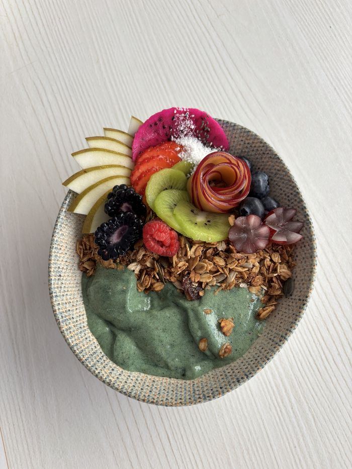 Green Ocean smoothie bowl with spirulina, mango, banana and granola.