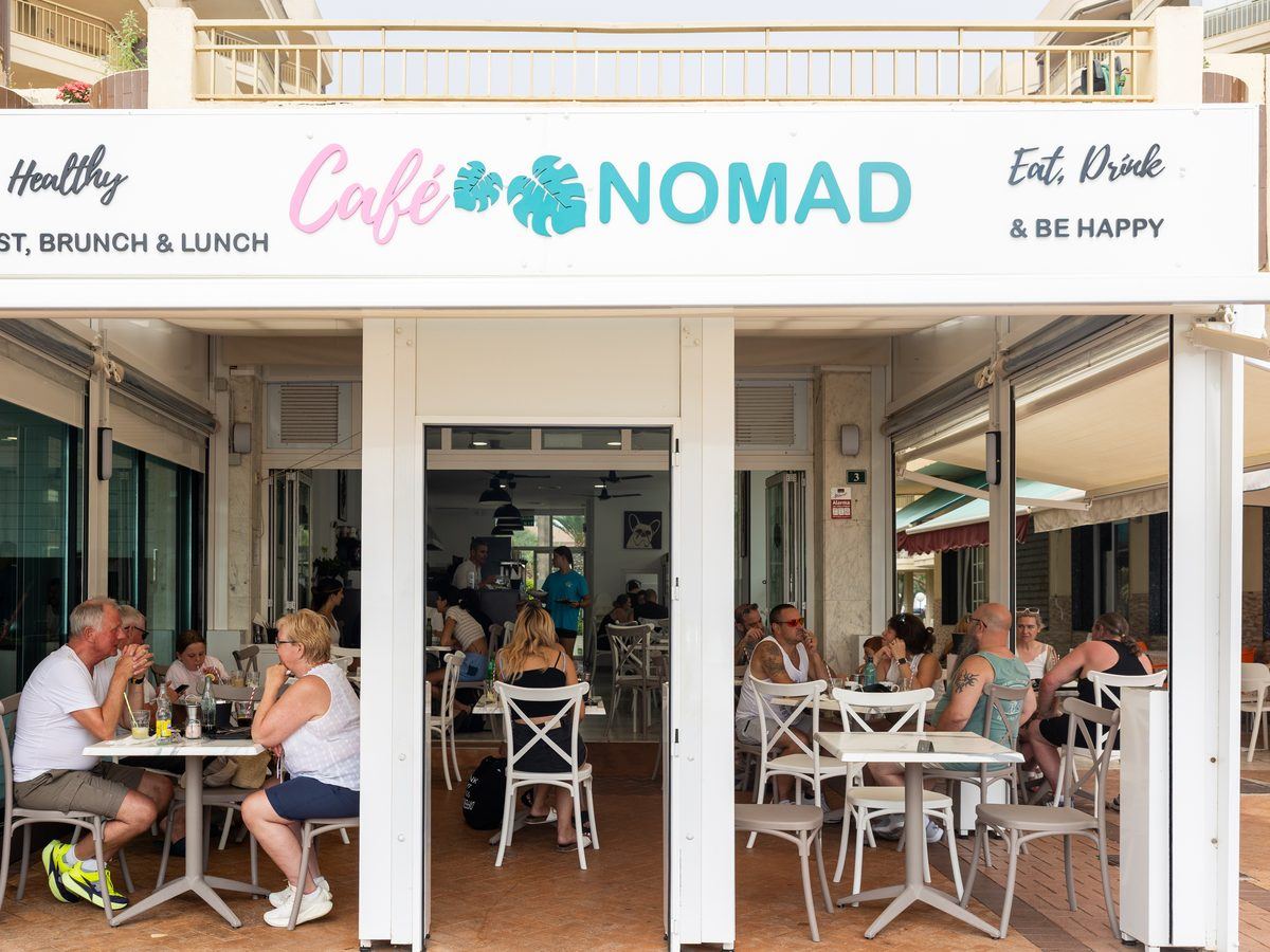 The Café Nomad front on the promenade.